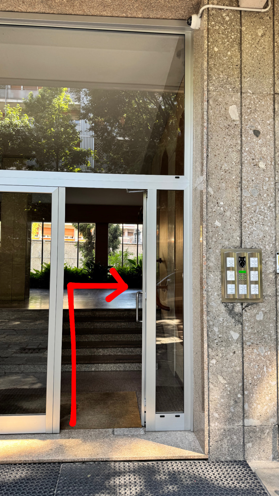 Building entrance (intercom 34 if the door is closed)
